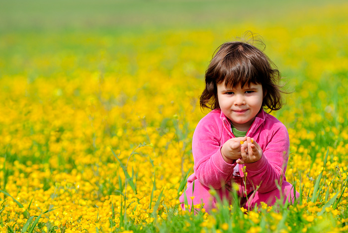 Children in the yellow (Tarazona-Spain)